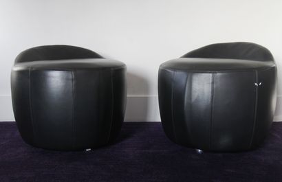 null CASA NOVA

Four round poufs with a light back in black grained leatherette resting...