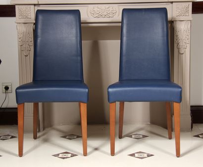 null Cinq chaises à haut dossier et trois poufs en skaï grainé bleu, pieds gaines...