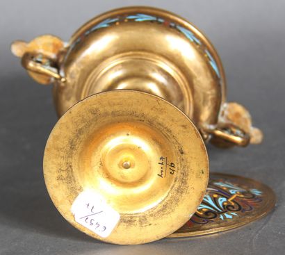 null Cloisonné metal lot : 

- cup on foot with a cherub, H : 15,5 cm

- hard stone...