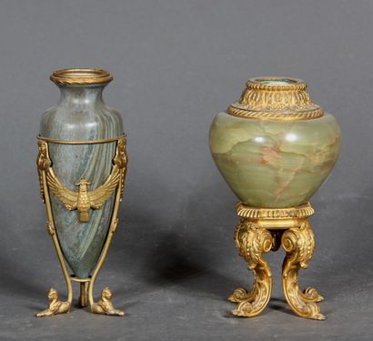 null Deux vases en céramiques et onix a monture en bronze et métal.

H du plus grand...