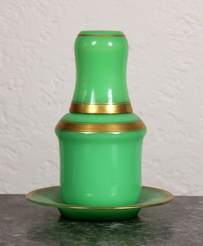 null Water glass in green opaline glass with gold edging.

H: 23 cm.
