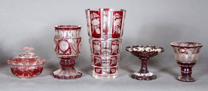 null Lot de vases, coupelles et divers en verre et cristal transparent rouge gravé...