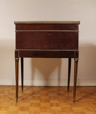 null Mahogany veneered donkey's back desk, marble top with openwork brass gallery,...