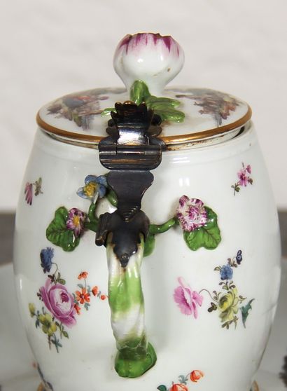 null MEISSEN

Mustard pot and its support in porcelain with polychrome decoration...