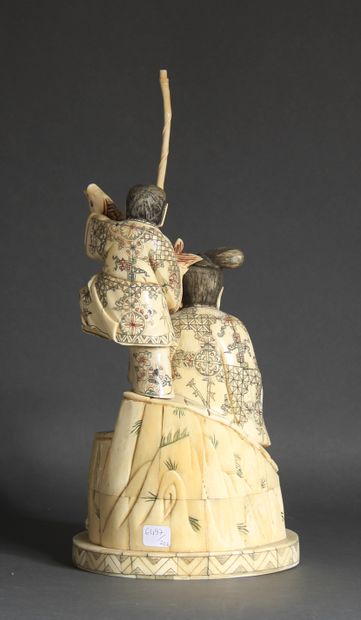 null Sculpture en placage d'os représentant un pêcheur et son fils, style japonais.

H...