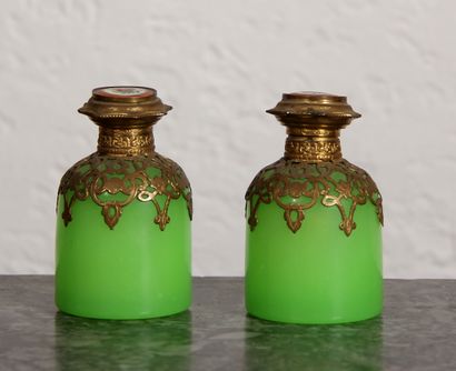 null Pair of green opaline glass covered bottles, metal frame

H : 9 cm.