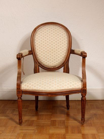 null Louis XVI style natural wood cabriolet armchair with medallion back

(one armrest...