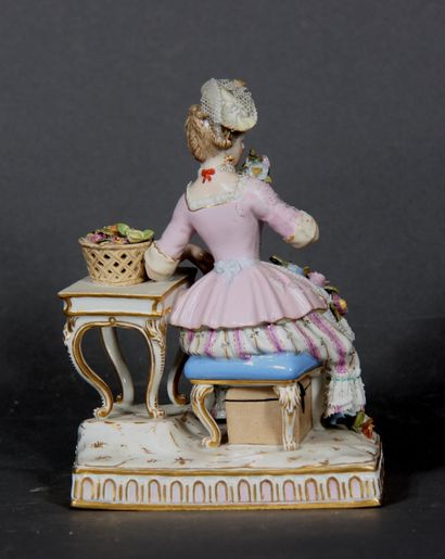 null MEISSEN 

Jeune fille aux roses.

Groupe en porcelaine polychome et dorée, marqué.

H...