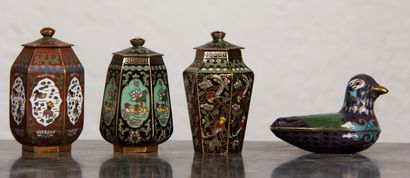null Ten small cloisonné metal covered boxes, modern China

H : 8 cm.