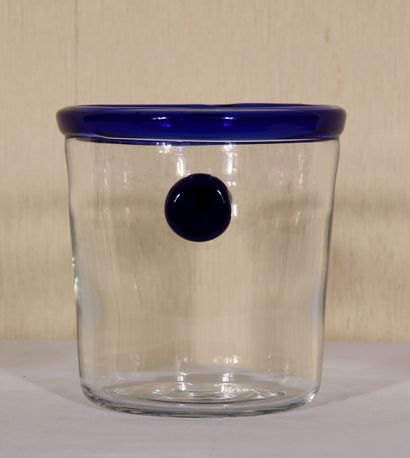 null Bottle bucket with handles in transparent and blue glass.

H: 17 D: 21 cm.