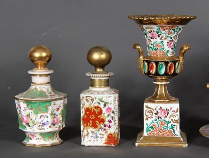 null Lot : 

- deux vases Médicis sur socle cubique en porcelaine polychrome et dorée.

H...