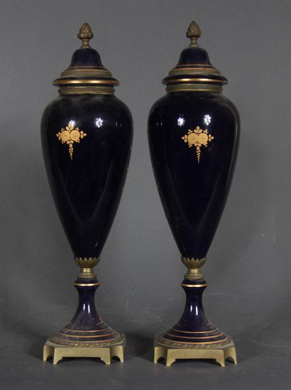 null A pair of covered baluster vases on a pedestal in porcelain decorated with gallant...