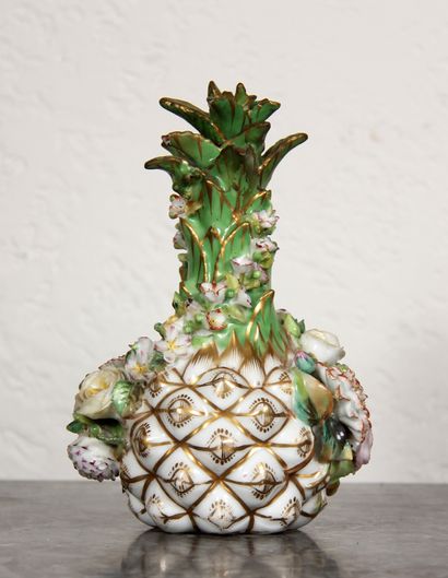 null Jacob PETIT

Flacon couvert ananas en porcelaine polychrome à décor en relief...
