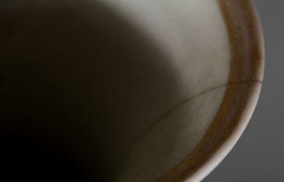 null Vase balustre à deux anses en porcelaine polychrome à décor de cueillette de...