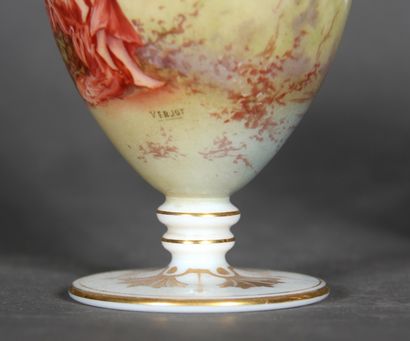 null Lot : 

- White opaline and old rose painted pedestal display stand with polychrome...