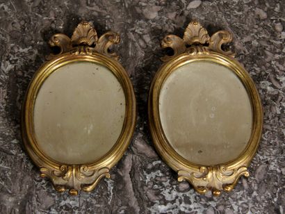 null A pair of small oval bronze mirrors with rocaille decoration

24 x 15 cm.