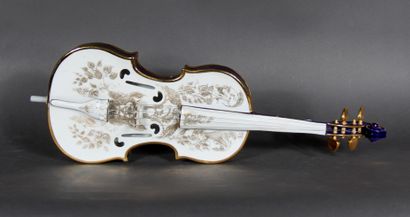 null Modern school.

Polychrome and gilded porcelain violin.

H : 61 cm 

(accidents,...