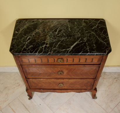 null A small veneered chest of drawers with three drawers on three rows, green marble...