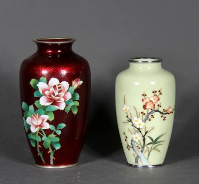 null Deux vases en métal, émaillés, vert pâle et rouge à décor encloisonné de fleurs....