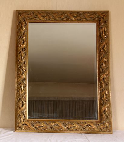 null Rectangular gilded wood window with ribboned laurel branches.

85 x 66 cm.
