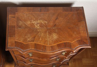 null Pair of small veneered commodes with three drawers, foreign work

H : 75 W :...