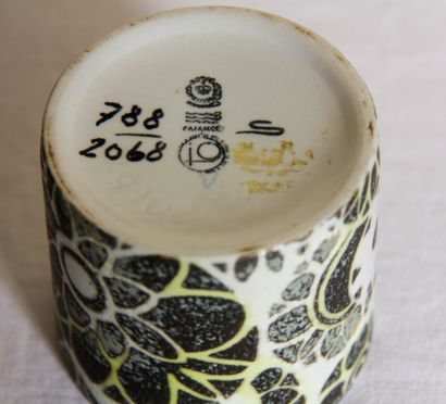 null Lot :

- ROYAL COPENHAGEN

Ceramic pitcher with dark blue glaze, H: 14 cm.

-...
