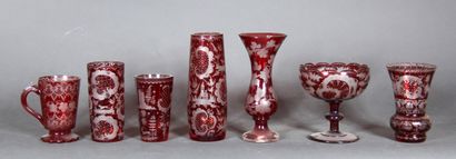 null Lot de vases, coupe en verre et cristal transparent rouge gravé de rocailles,...