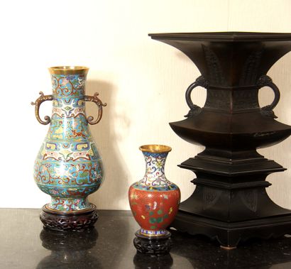 null Lot :

- Paire de vases à anses en métal cloisonné, Chine XIXème s., H : 29,5...