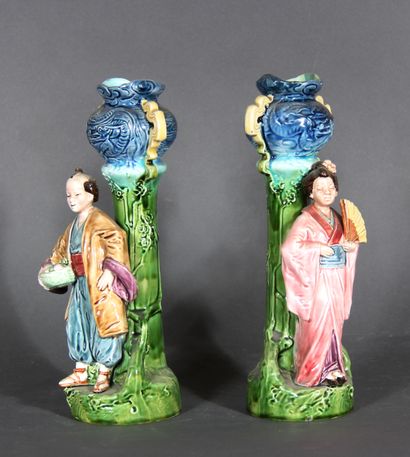 null Paire de vase soliflore en porcelaine polychrome à décor de Chinois devant une...