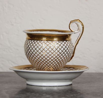 null White porcelain cup and saucer with golden grid

Total height: 12 cm. (wear...