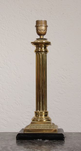 null Pied de lampe colonne en métal doré, base en marbre noir

H : 41 cm. (éclat...