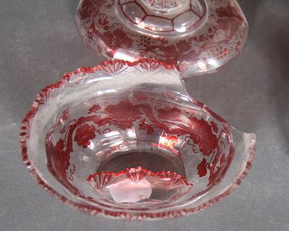 null Lot de vases, coupelles et divers en verre et cristal transparent rouge gravé...