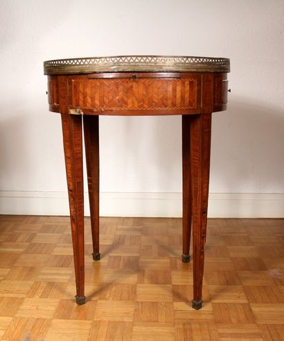 null Veneer table with two drawers and two pulls in the belt, sheath legs, white...