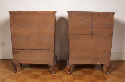 null Pair of small veneered commodes with three drawers, foreign work

H : 75 W :...