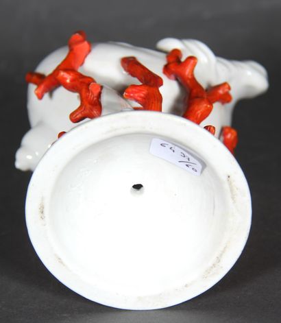 null Petit vase en porcelaine blanche et polychrome à décor d'une conque sur du corail....