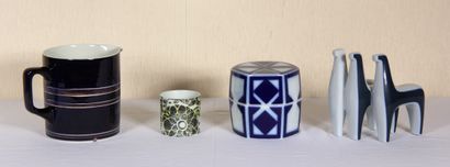 null Lot :

- ROYAL COPENHAGEN

Ceramic pitcher with dark blue glaze, H: 14 cm.

-...