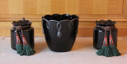 null Lot :

- Paire de vases à col évasé polylobé en céramique à glaçure noire, ornée...