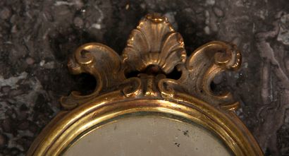 null A pair of small oval bronze mirrors with rocaille decoration

24 x 15 cm.