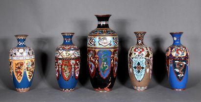 null Lot of ten cloisonné metal vases with stylized animals and flowers. 

Modern...