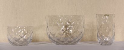 null KOSTA BODA

Two transparent glass bowls and vase with crosillions decoration,...