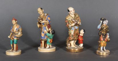 null Quatre statuettes en porcelaine polychrome et dorée, Japon. 

H du plus grand...