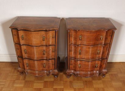 null Pair of small veneered commodes with three drawers, foreign work

H : 75 W :...