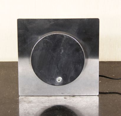 null Applique carrée en métal chromé à opercule rond

19,5 x 19,5 cm.