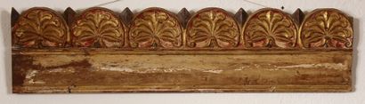 null Gilded wood panel carved with stylized flowers

25 x 98 cm. (wear and tear)