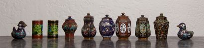 null Ten small cloisonné metal covered boxes, modern China

H : 8 cm.