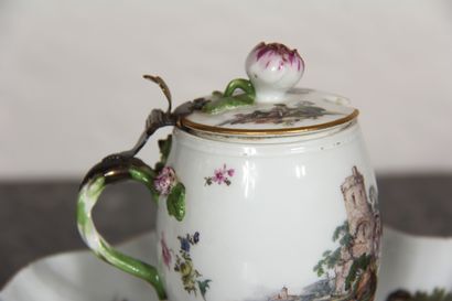 null MEISSEN

Mustard pot and its support in porcelain with polychrome decoration...