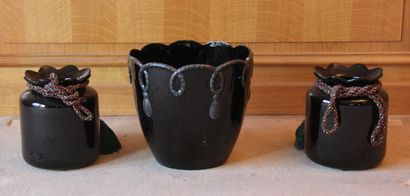 null Lot :

- A pair of black glazed ceramic flared neck vases with green cloth tiebacks

H...