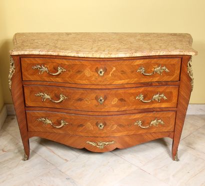 null A Louis XV style curved chest of drawers in veneered wood with inlaid flowers,...