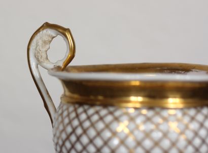 null White porcelain cup and saucer with golden grid

Total height: 12 cm. (wear...