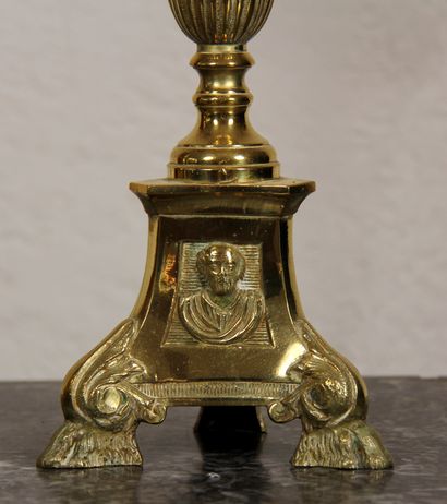 null Paire de piques-cierges montés en lampe en bronze

H totale : 58 cm.